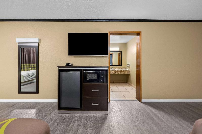 Super 8 by Wyndham Crescent City image