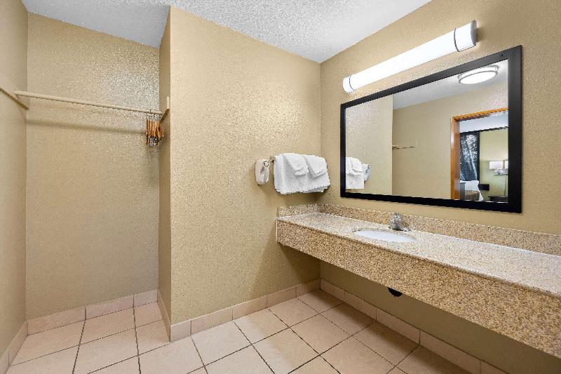 Super 8 by Wyndham Crescent City image