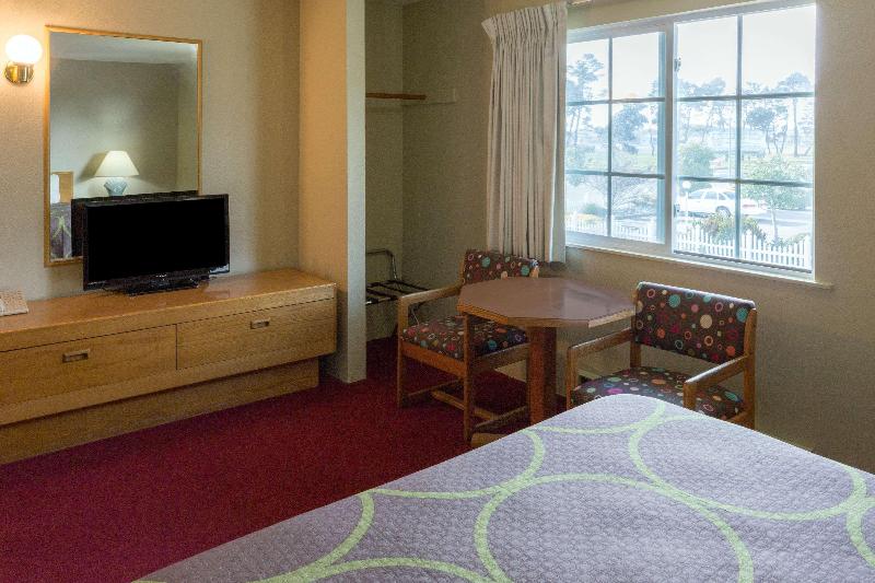 Super 8 by Wyndham Crescent City image