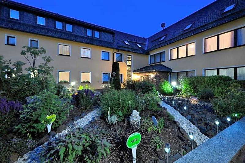 Im Kräutergarten image
