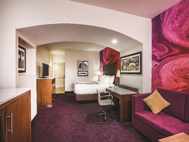La Quinta Inn & Suites Chambersburg image