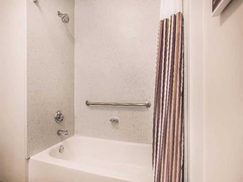 La Quinta Inn & Suites Chambersburg image