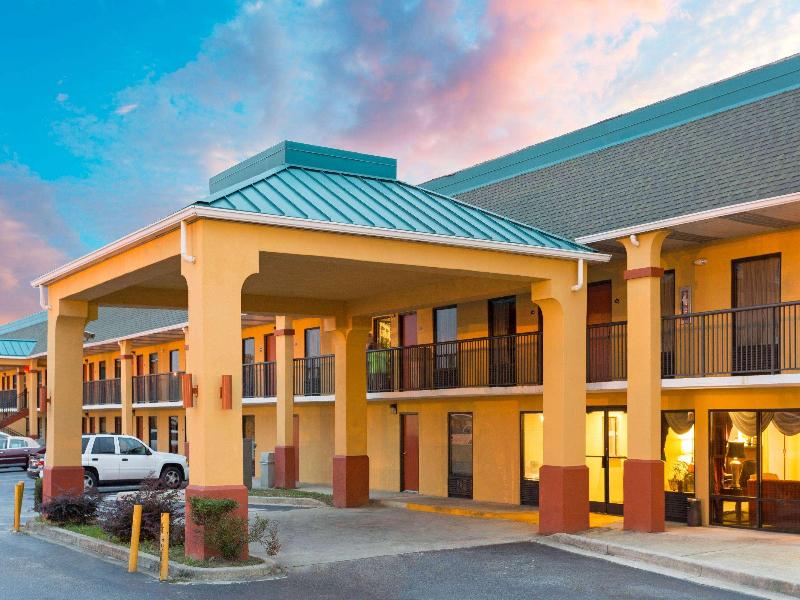 Super 8 by Wyndham Orangeburg — exterior view