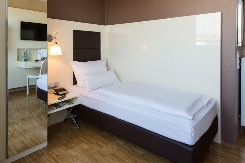 Hotel Santo Cologne image
