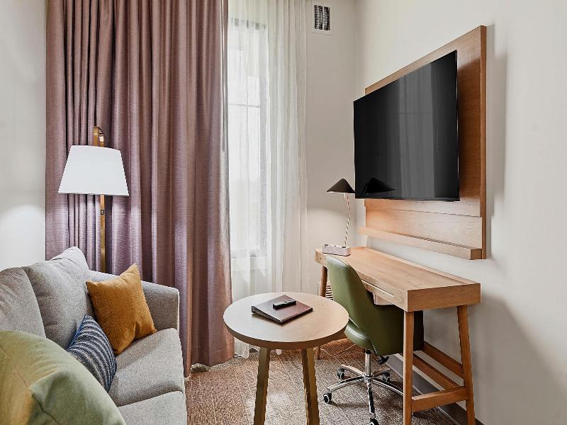 Best Western Plus Hannaford Inn & Suites image