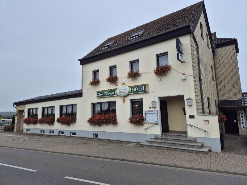 Zur Waage image