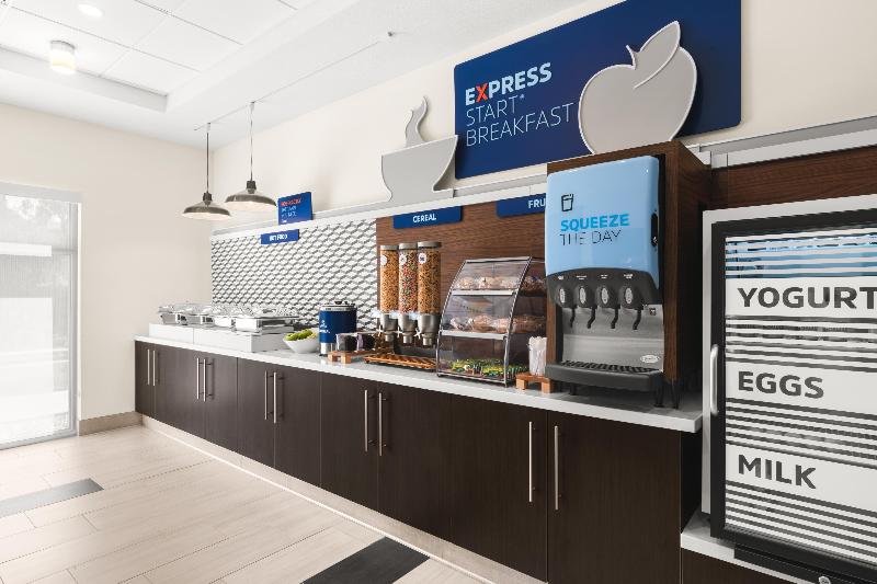 Holiday Inn Express Willows image