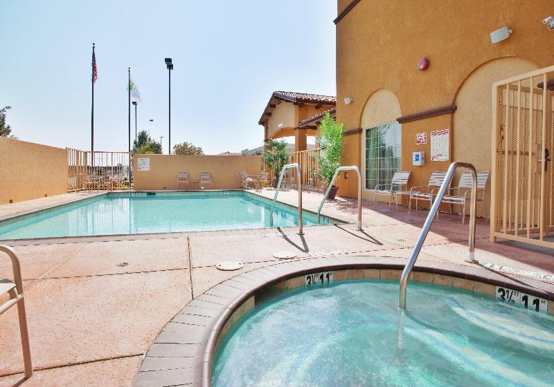 Holiday Inn Express Willows image