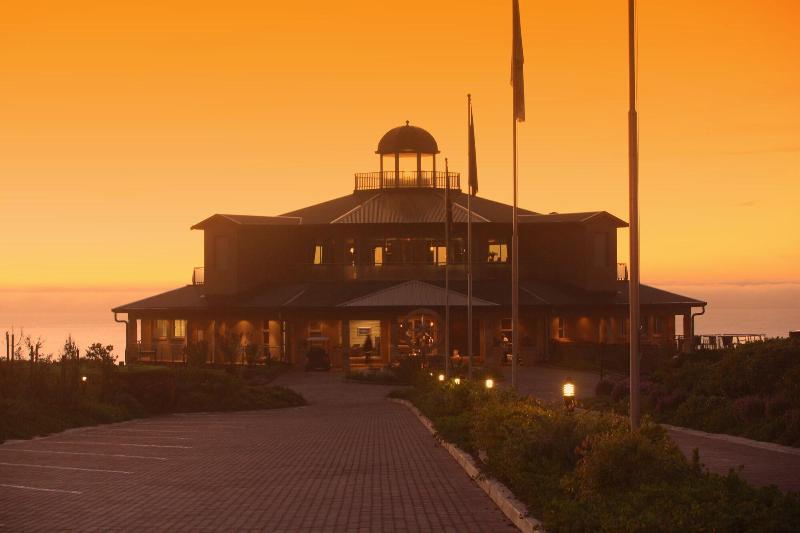 Pinnacle Point Beach & Golf Resort — exterior view