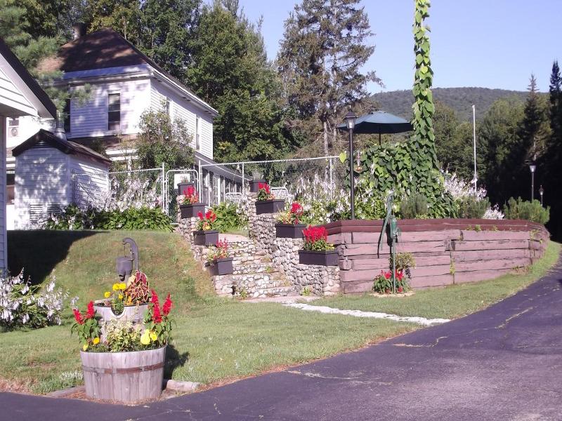 Profile Motel & Cottages image
