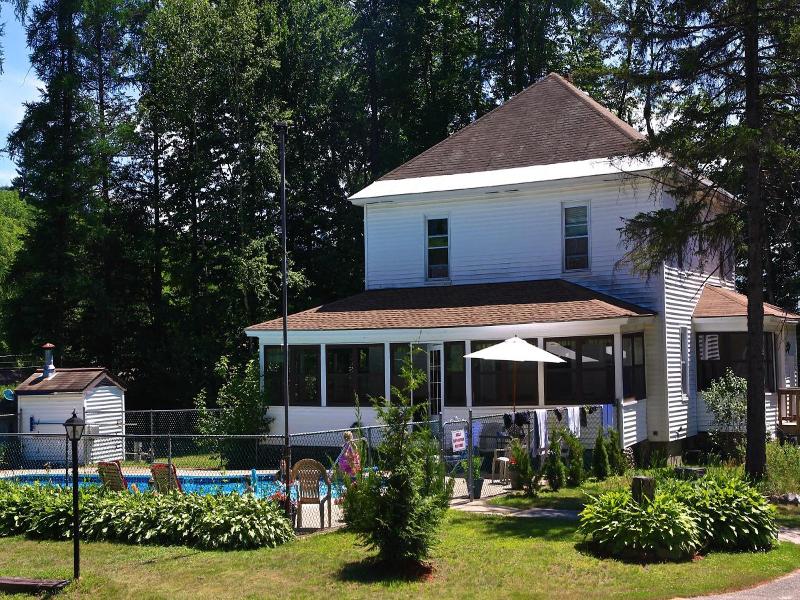 Profile Motel & Cottages image