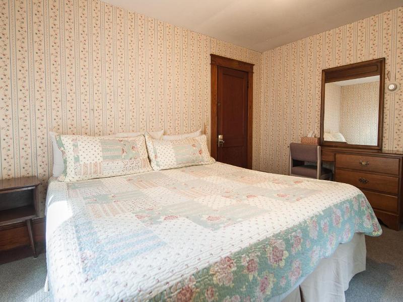 Profile Motel & Cottages image