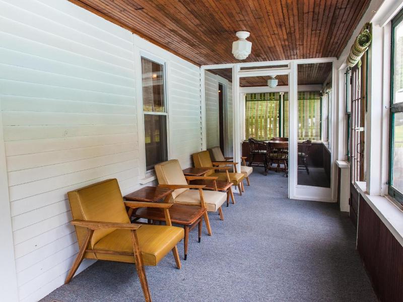 Profile Motel & Cottages — exterior view