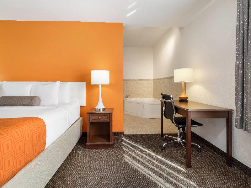 Howard Johnson Hotel & Suites by Wyndham Oacoma image
