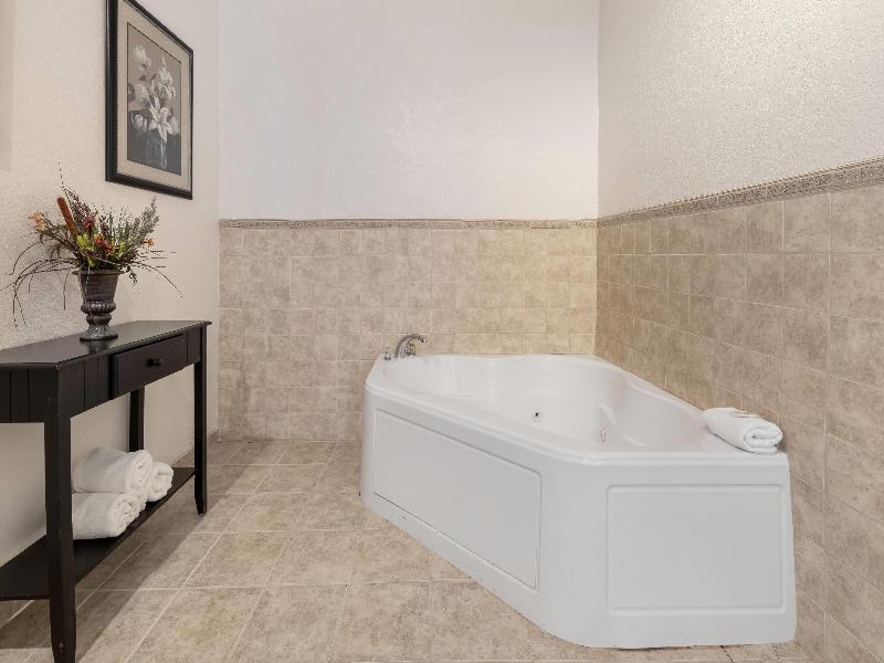 Howard Johnson Hotel & Suites by Wyndham Oacoma image