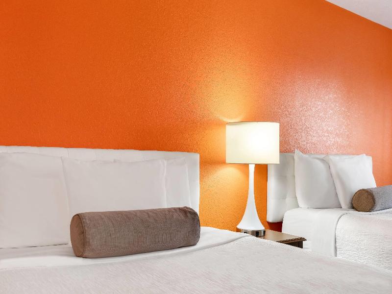 Howard Johnson Hotel & Suites by Wyndham Oacoma image