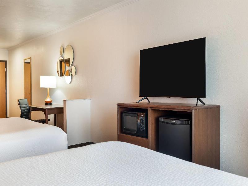 Howard Johnson Hotel & Suites by Wyndham Oacoma image