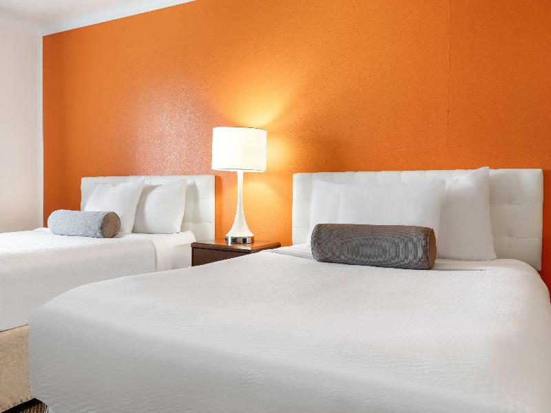 Howard Johnson Hotel & Suites by Wyndham Oacoma image