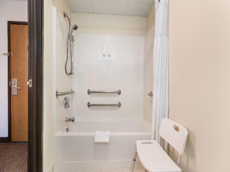Howard Johnson Hotel & Suites by Wyndham Oacoma image