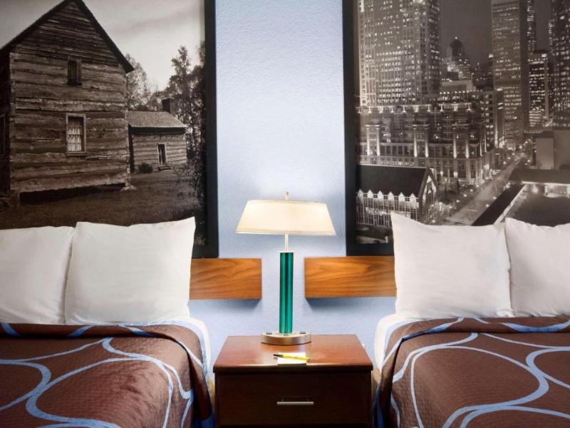 Super 8 by Wyndham Charlotte University image