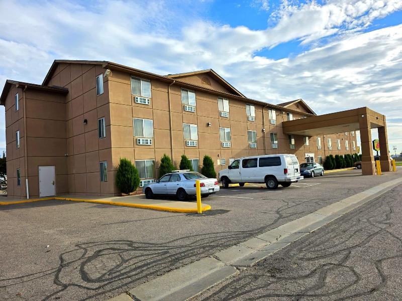 Super 8 by Wyndham Henderson North East Denver image