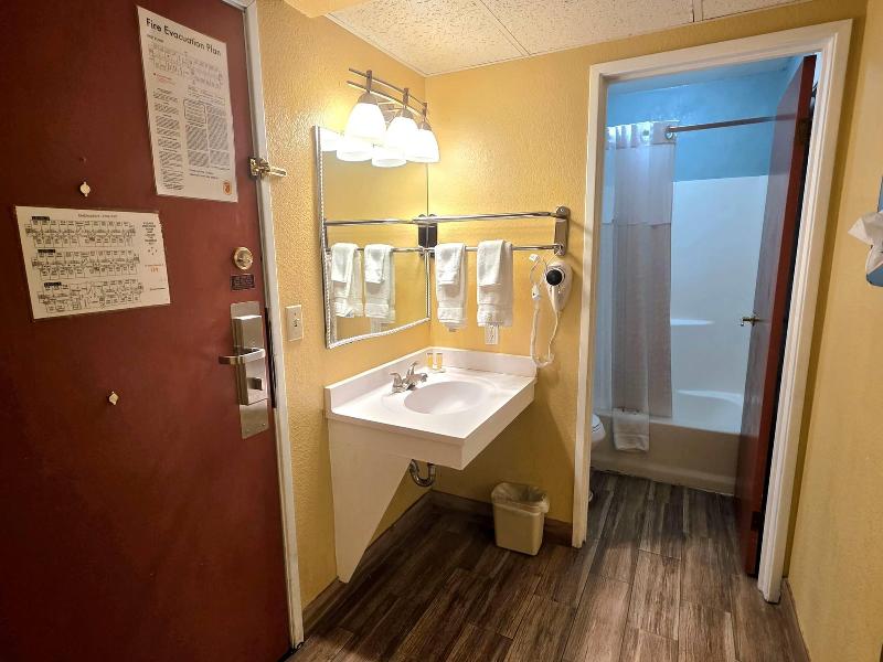 Super 8 by Wyndham Henderson North East Denver image