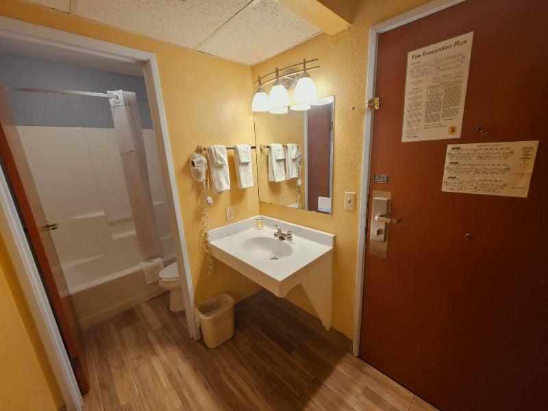 Super 8 by Wyndham Henderson North East Denver image