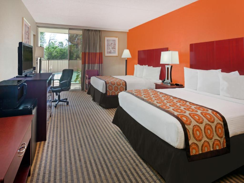Howard Johnson by Wyndham Arlington Ballpark image