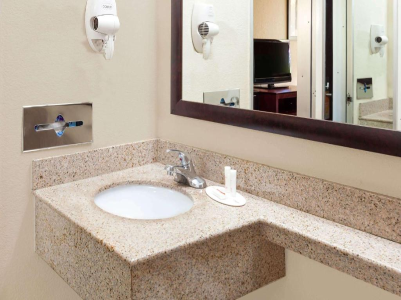 Howard Johnson by Wyndham Arlington Ballpark image