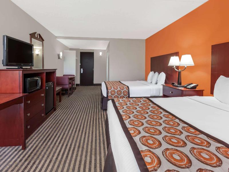 Howard Johnson by Wyndham Arlington Ballpark image