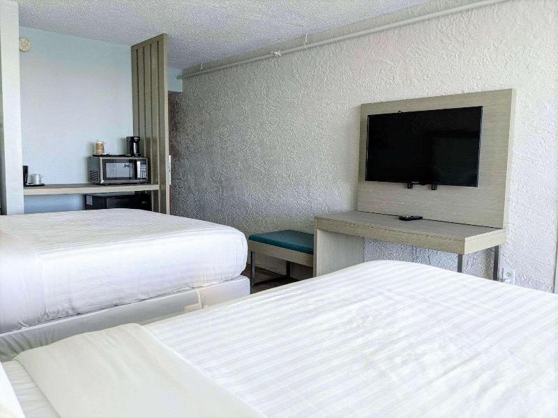 DOUBLE TWO QUEEN BEDS NON SMOKING — photo 11