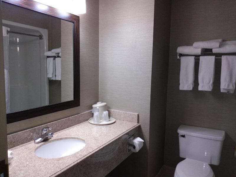 Holiday Inn Express & Suites Waterford image