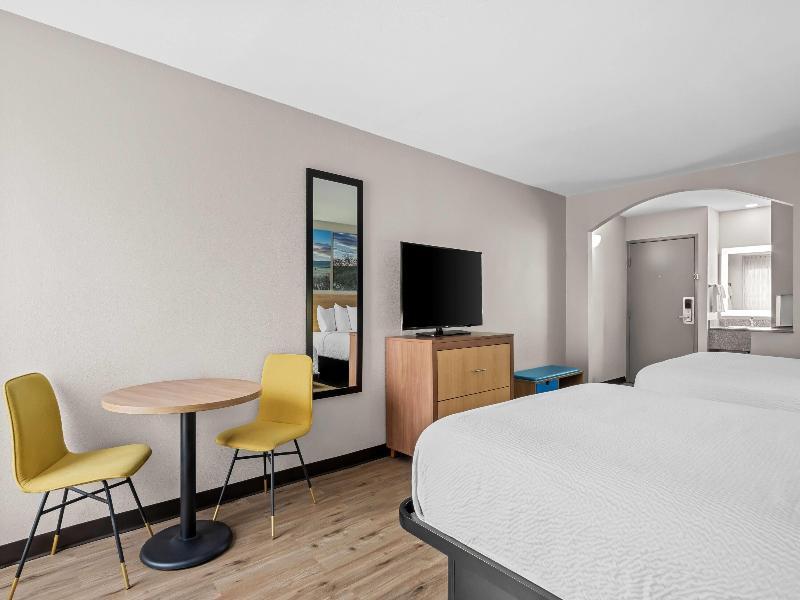 Days Inn by Wyndham Dallas Plano image