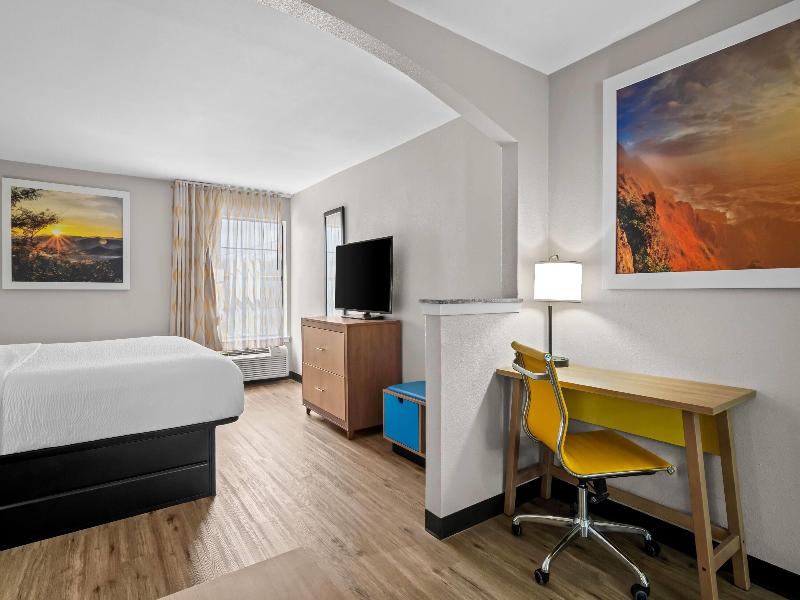 Days Inn by Wyndham Dallas Plano image