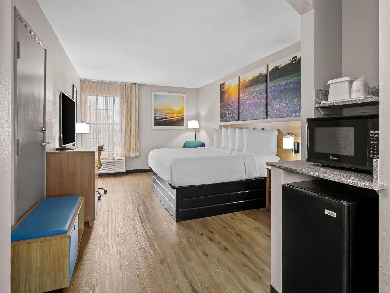Days Inn by Wyndham Dallas Plano image