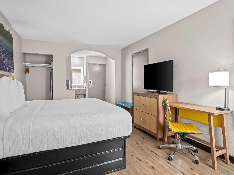 Days Inn by Wyndham Dallas Plano image