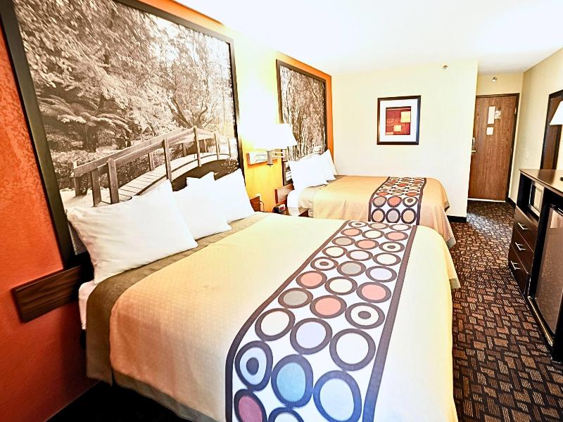 Super 8 By Wyndham Clive/W Des Moines image