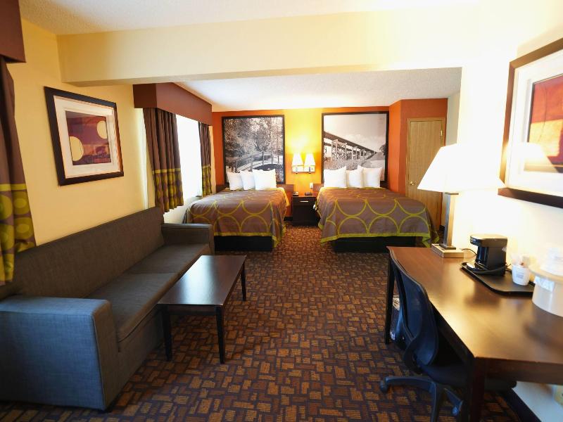 Super 8 By Wyndham Clive/W Des Moines image