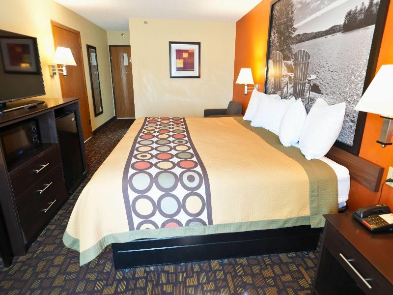 Super 8 By Wyndham Clive/W Des Moines image
