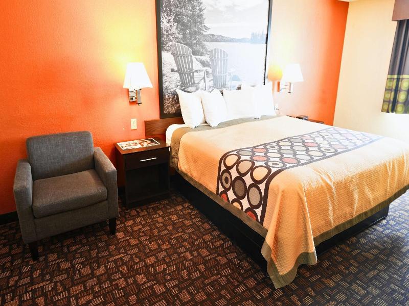 Super 8 By Wyndham Clive/W Des Moines image