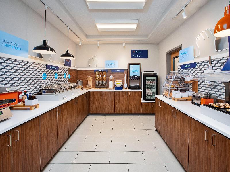 Holiday Inn Express & Suites Defiance image