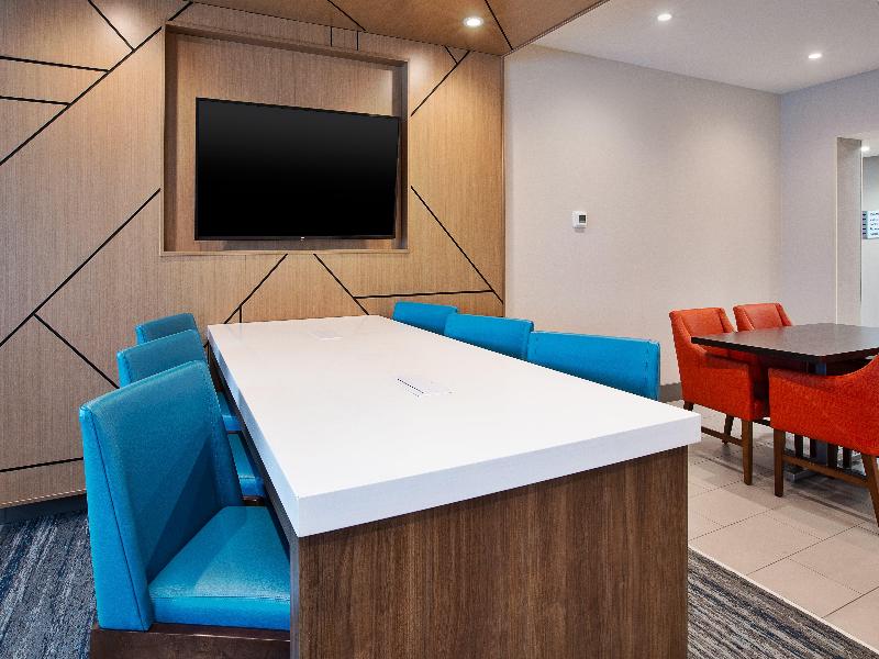 Holiday Inn Express & Suites Defiance image