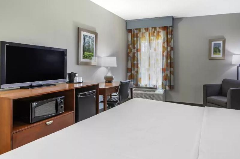 Comfort Inn & Suites Cleveland TX image