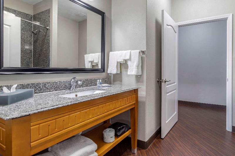 Comfort Inn & Suites Cleveland TX image