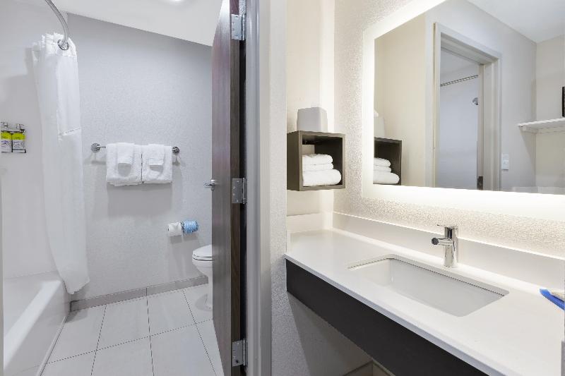 Holiday Inn Express Detroit-Warren image