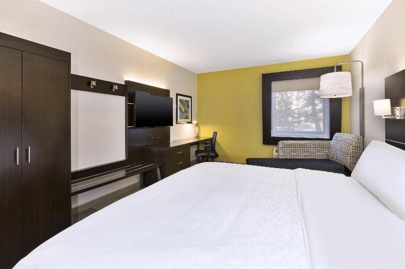 Holiday Inn Express Detroit-Warren image