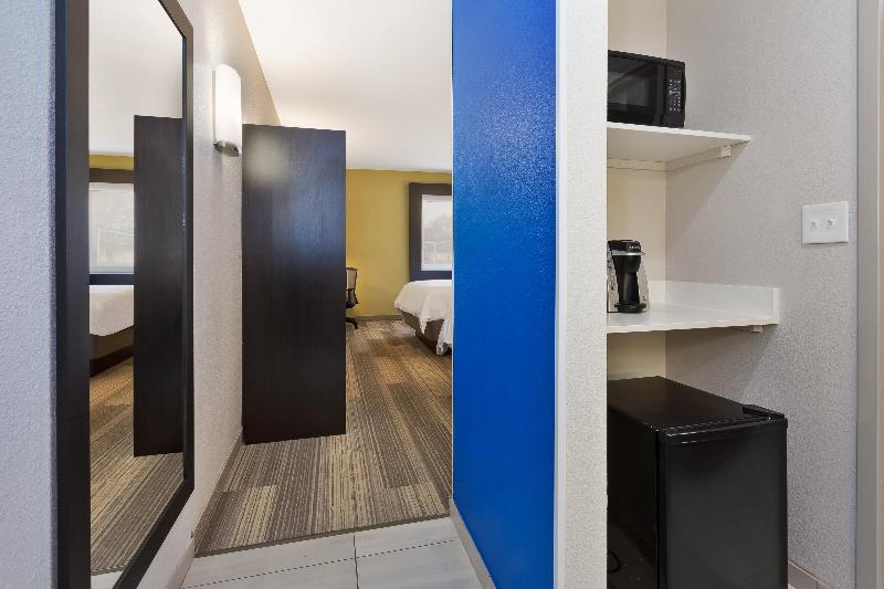 Holiday Inn Express Detroit-Warren image