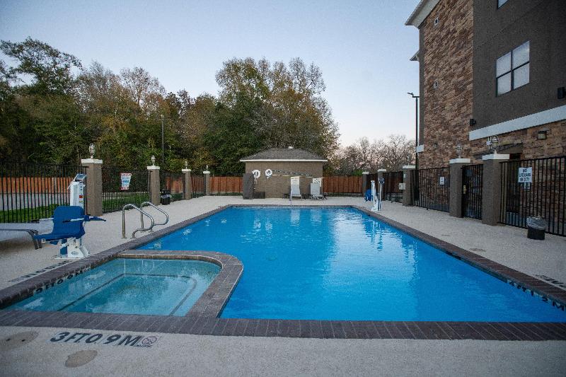 Holiday Inn Express & Suites Cleveland image