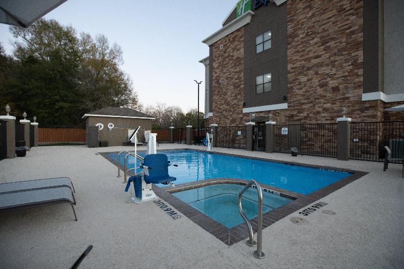 Holiday Inn Express & Suites Cleveland image