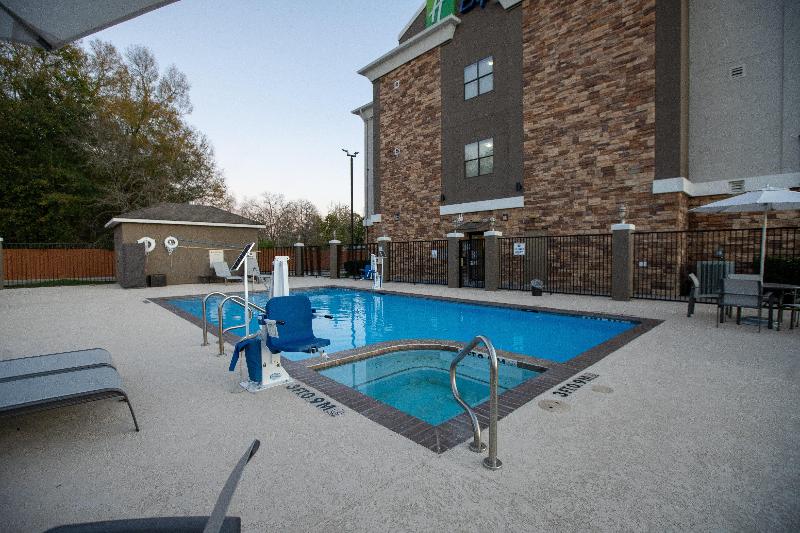 Holiday Inn Express & Suites Cleveland image